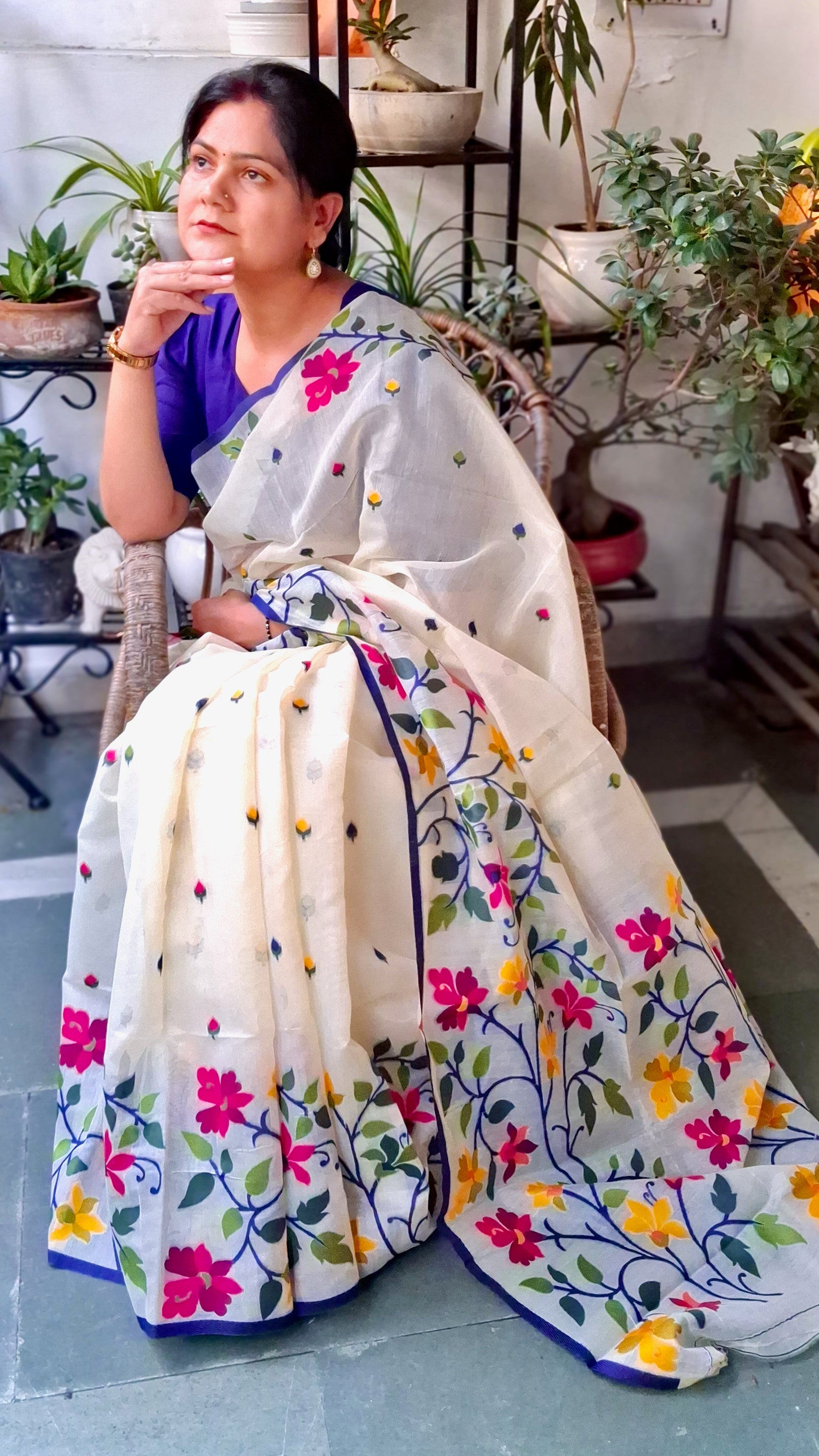 Ivory Floral  Fulia Tangail Handloom Saree: West Bengal