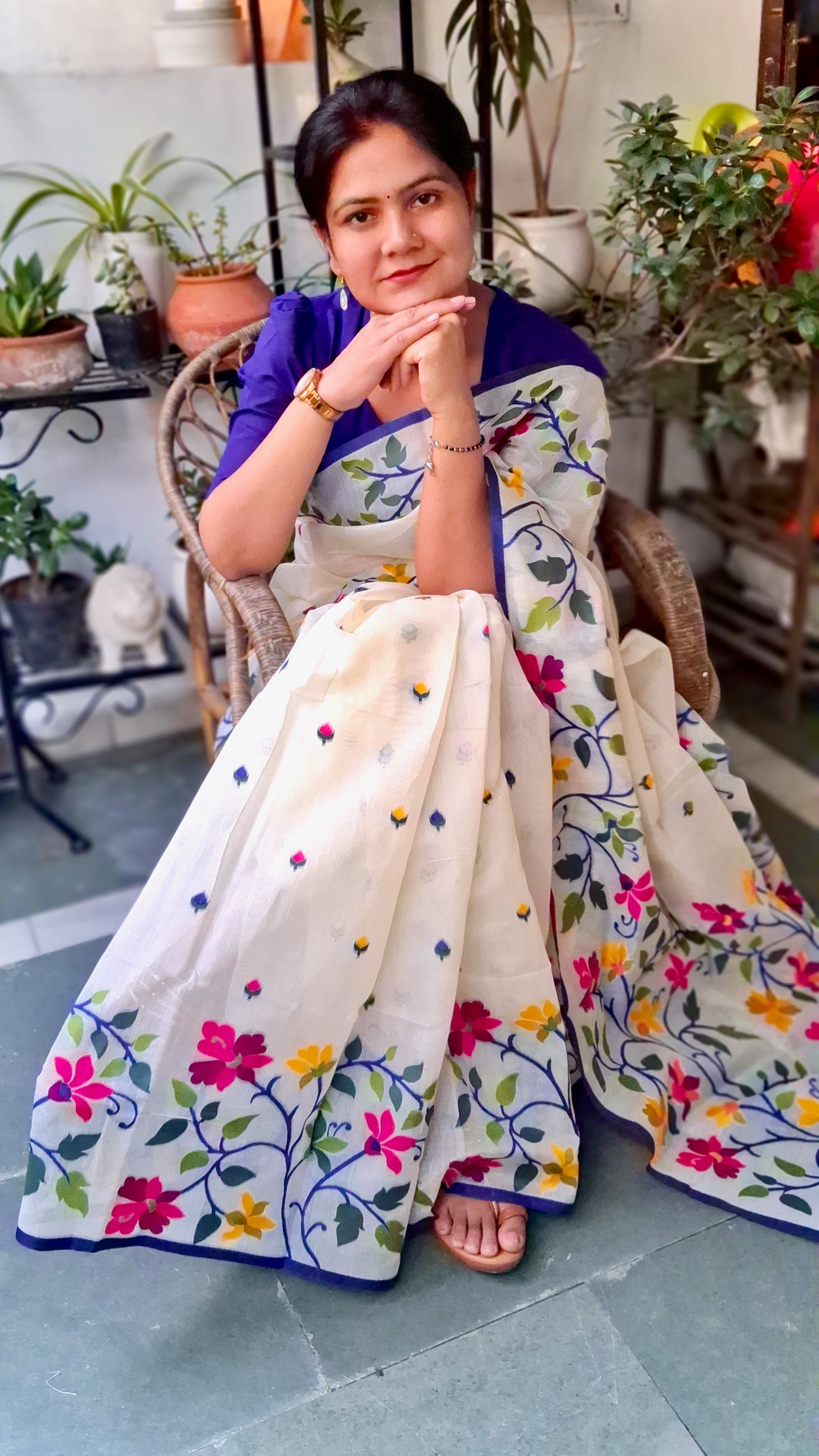 Ivory Floral  Fulia Tangail Handloom Saree: West Bengal