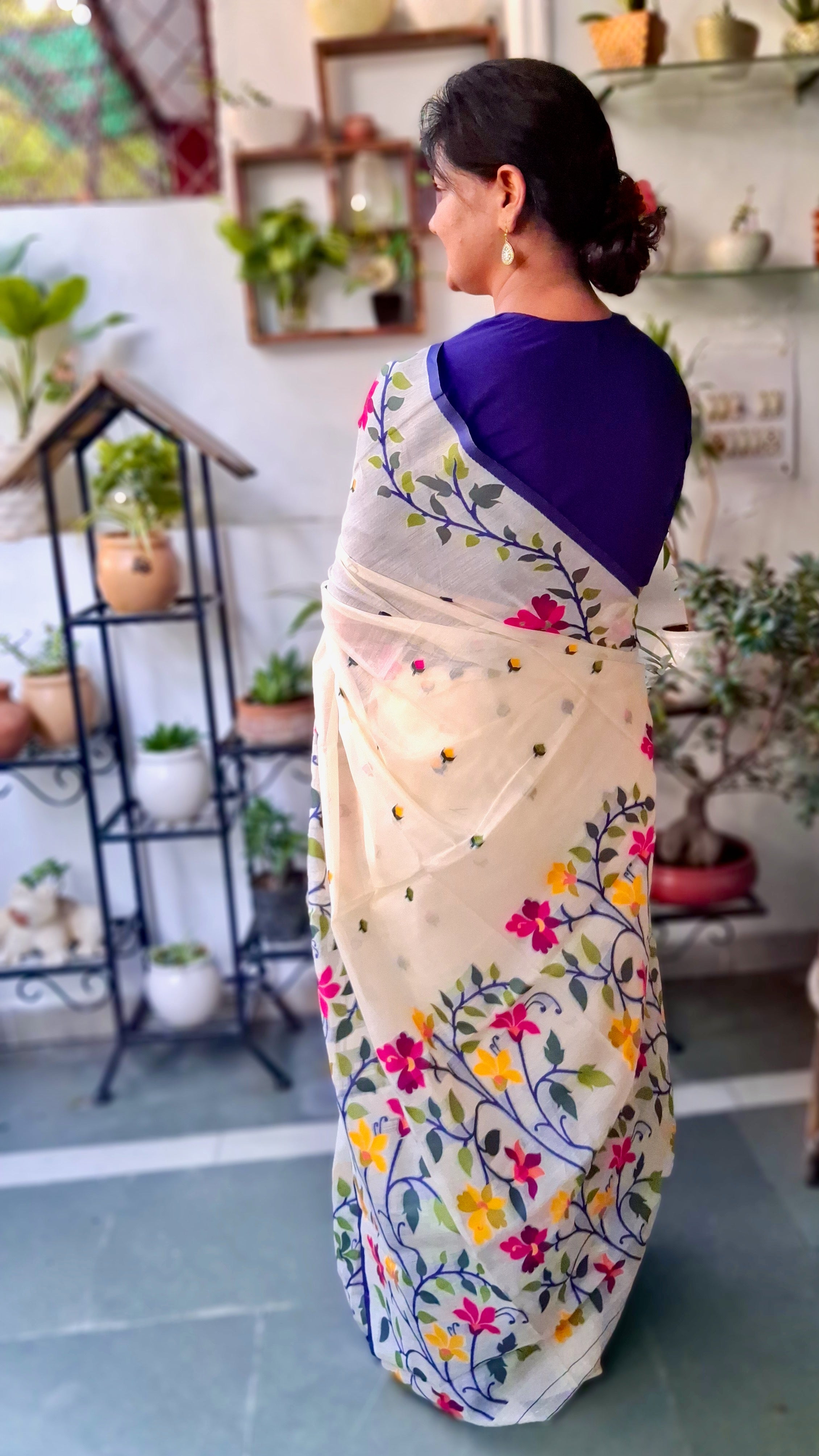 Ivory Floral  Fulia Tangail Handloom Saree: West Bengal