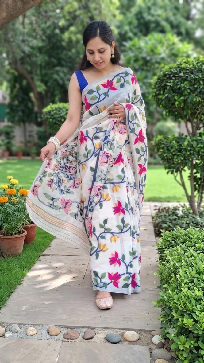 Ivory Floral  Fulia Tangail Handloom Saree: West Bengal
