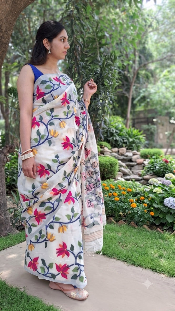 Ivory Floral  Fulia Tangail Handloom Saree: West Bengal
