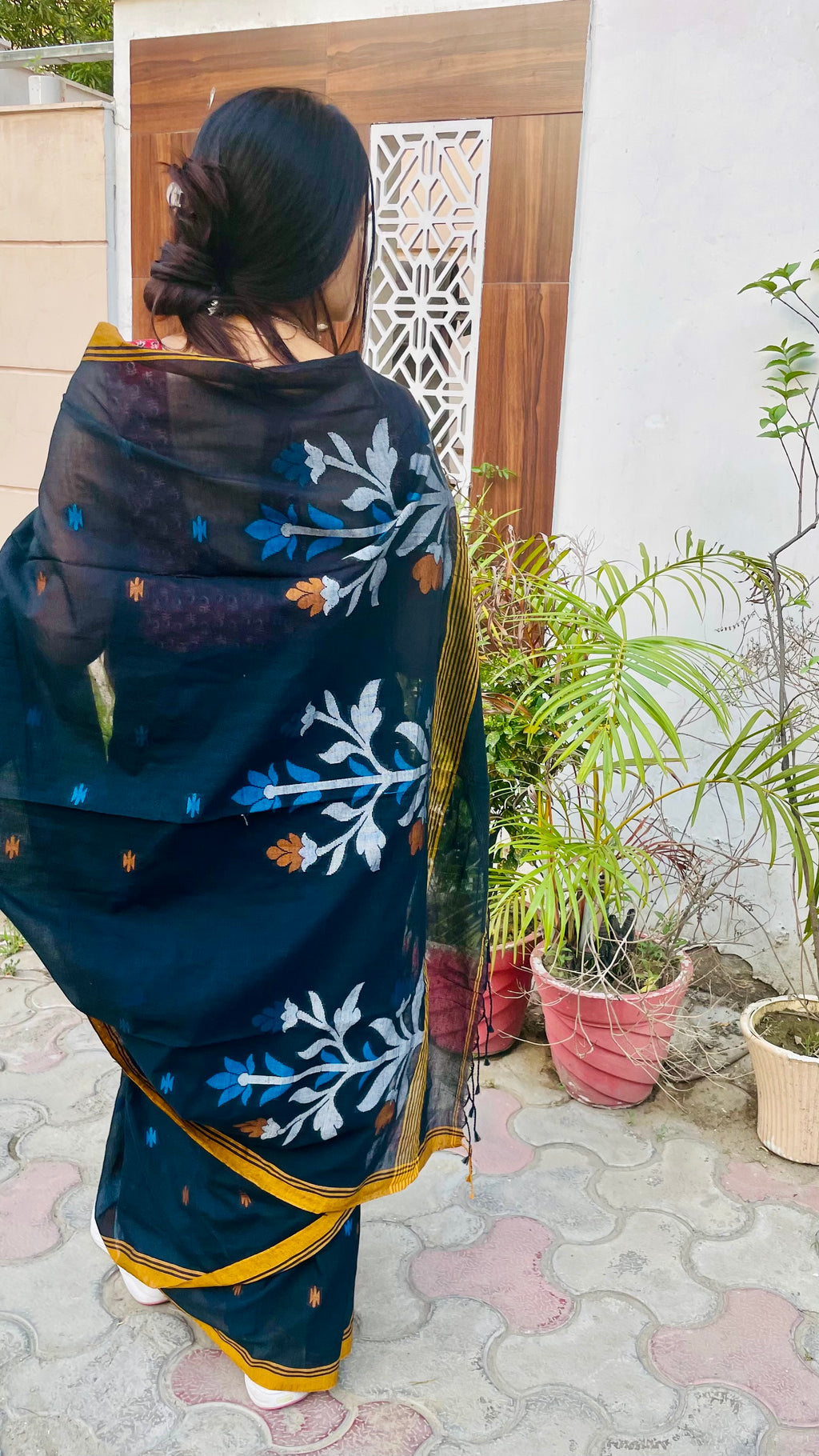 Black Floral  Fulia Tangail Handloom Saree: West Bengal