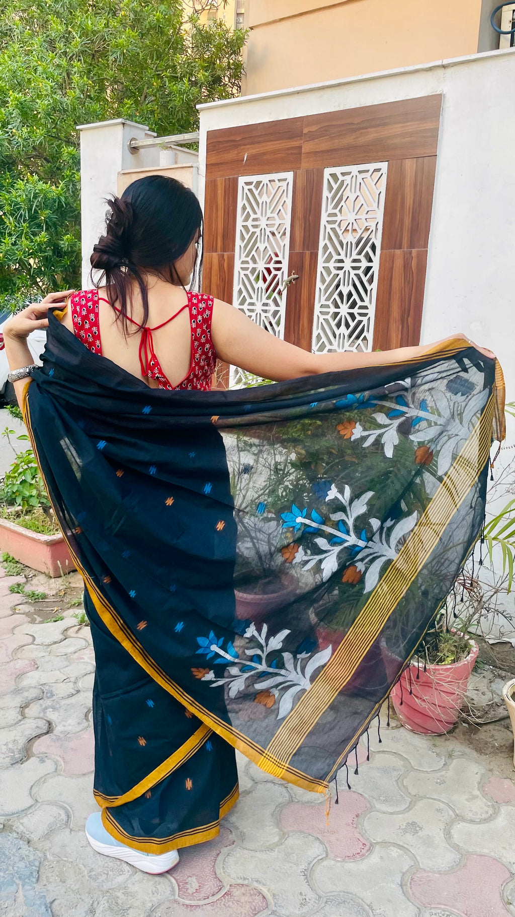 Black Floral  Fulia Tangail Handloom Saree: West Bengal