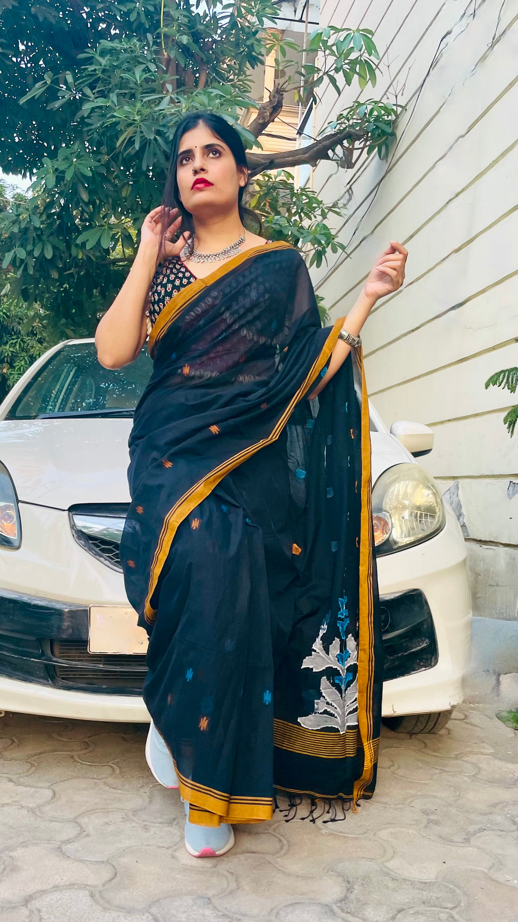 Black Floral  Fulia Tangail Handloom Saree: West Bengal
