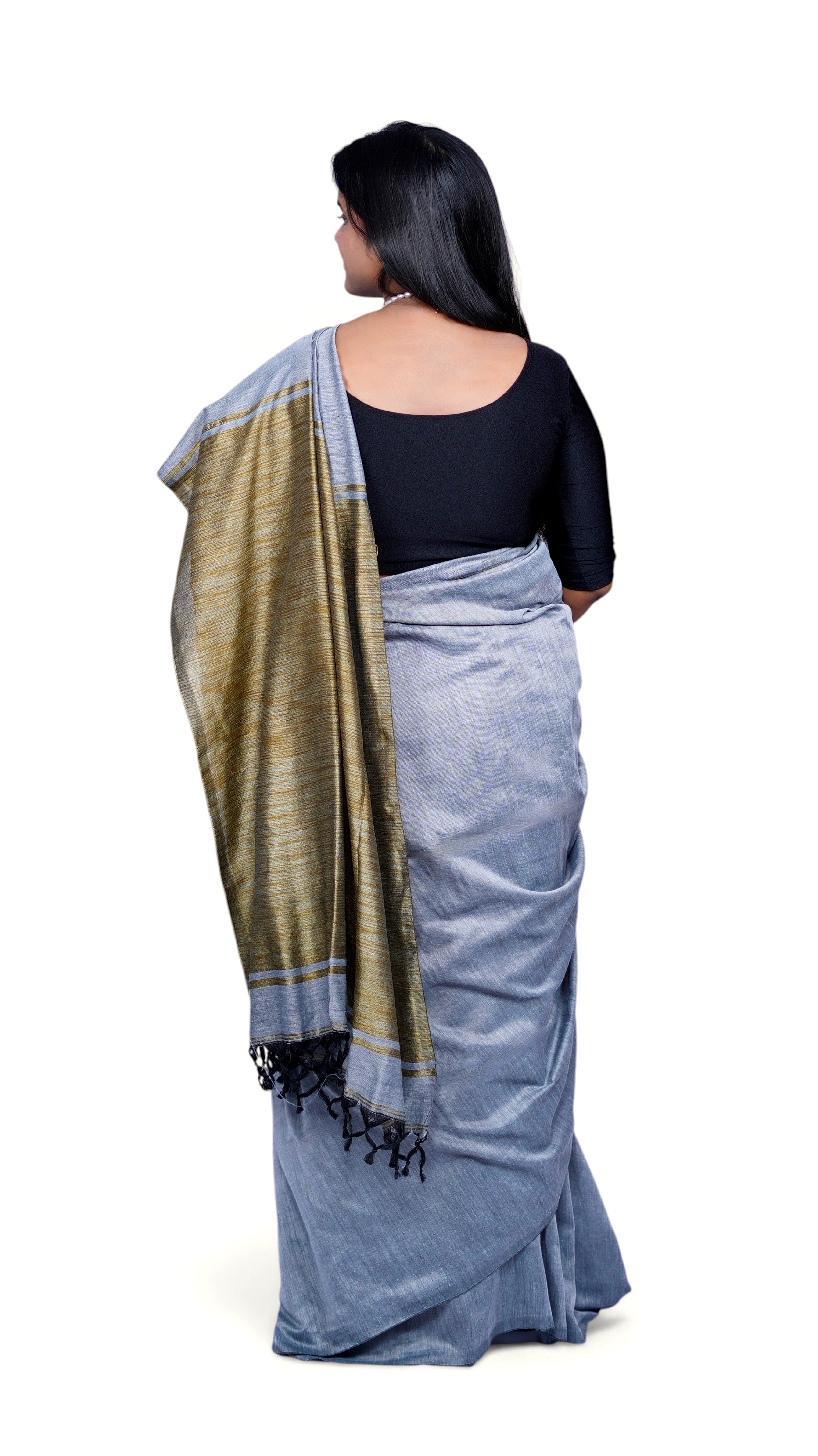 pallu full view of model wearing ash grey khadi cotton handloom saree from West Bengal.