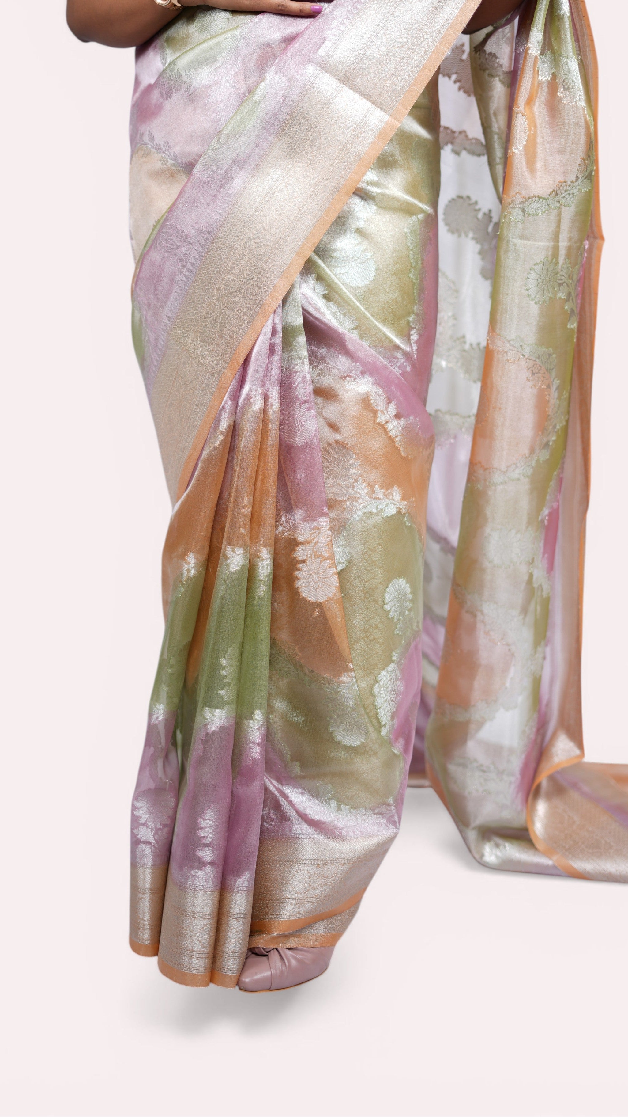 pallu of pastel peach tissue rangkat banarasi handloom saree.